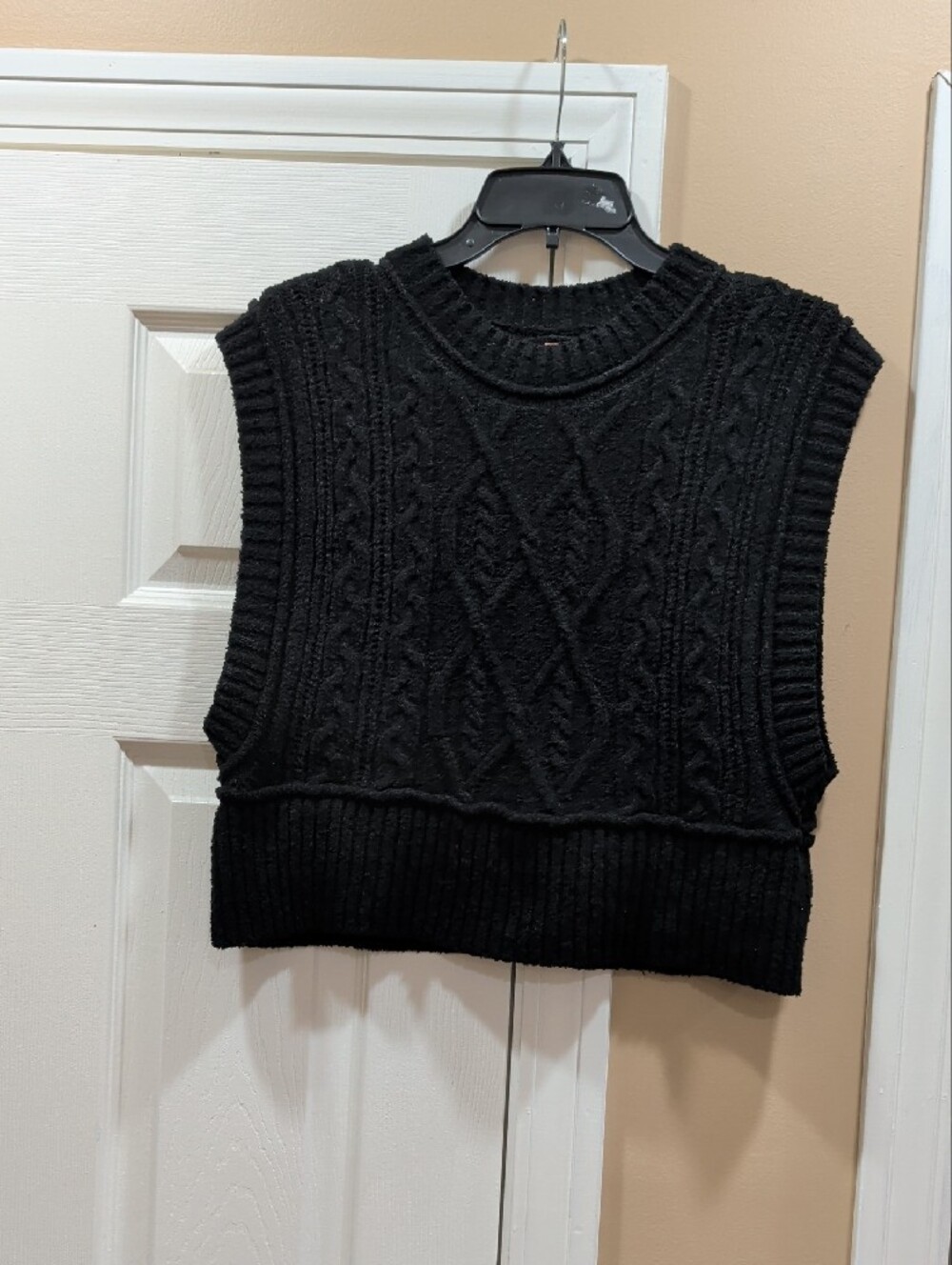 Cable Knit Sleeveless Sweater Tank - Black - Picture 2 of 5